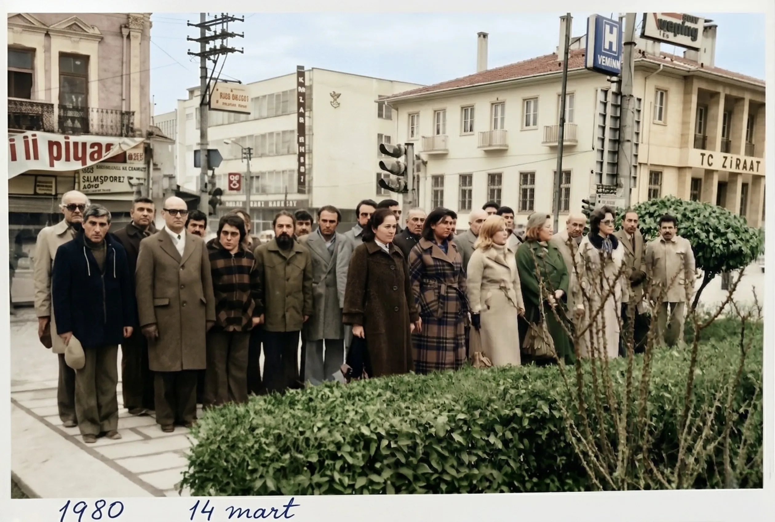Resim : Atatürk Heykeli Önünde yapılan 14 Mart 1980 Tıp Bayramı töreninden, soldan ikinci Dr. Ratip Kazancıgil (Edirne İl Sağlık Müdürü) ve Edirne’de görevli hekimler