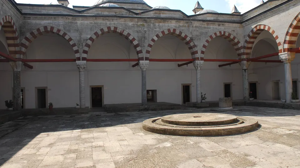 Edirne Sultan II.Bayezid Külliyesinin Bir Birimi : Medreset’ül Ettibba
