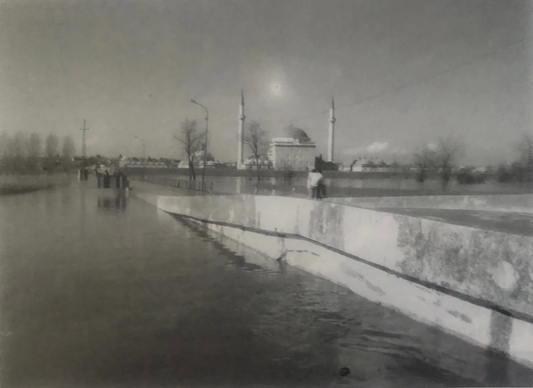 Resim 3: 2005’te Tunca Nehri’nin taşması sonucu Yeni İmaret Köprüsü’nün sular altında kalması ve Sultan II. Bayezid Camii (7)