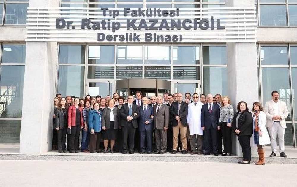 Resim 19 - 13 Nisan 2018 T.Ü. Tıp Fakültesi yeni amfi binasına isminin verildiği gün. Dr.Ratip Kazancıgil (ortada) Sol kolunda Trakya Üniversitesi Rektörü Prof.Dr.Erhan Tabakoğlu ve Sağ kolunda Trakya Üniversitesi Tıp Fakültesi Dekanı Prof.Dr. Muzaffer Demir