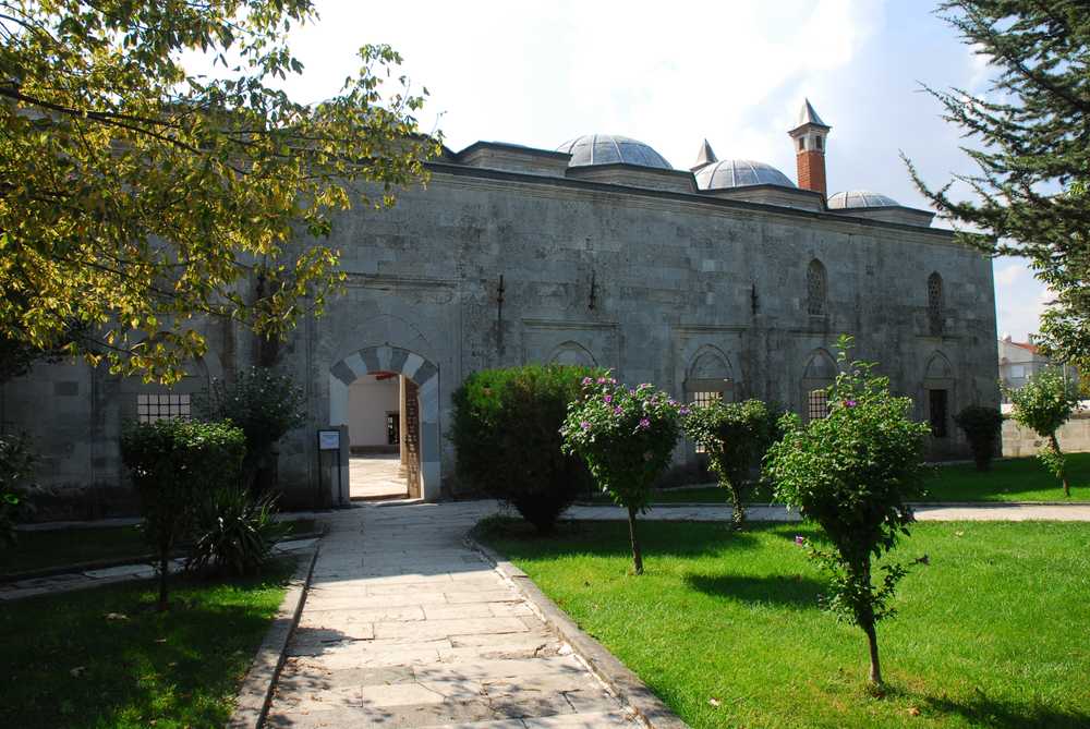 Edirne Sultan II. Bayezid Külliyesi Tıp Medresesi’nin (Medresetü’l-Etibba’nın) giriş kapısı)