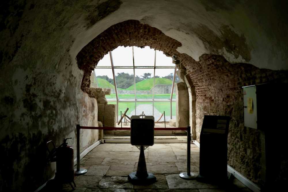 Resim 2: Yıkılmış ve camla kapatılmış alan; bir savaş gemisinden atılan yüzlerce kiloluk merminin tahrip ettiği bölüm