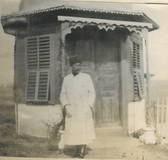 Dr.Rıfat Osman Bey'in Edirne Merkez Asker Hastanesi'nin bahçesinde çekilmiş bir fotoğrafı (17) .