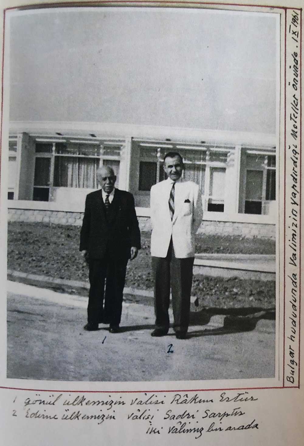 1. X. 1961 de Meriç Köprüsü üzerinde Râkım Ertür üstadımız ve Valimiz Sadri Bey. Kim derdi ki bu aziz hocamızı birkaç ay sonra kaybedeceğiz. Şimdi Edirne Defterinin Tâcidârı O. Râkım Ertür ve Edirne Valisi Sadri Sarptır 