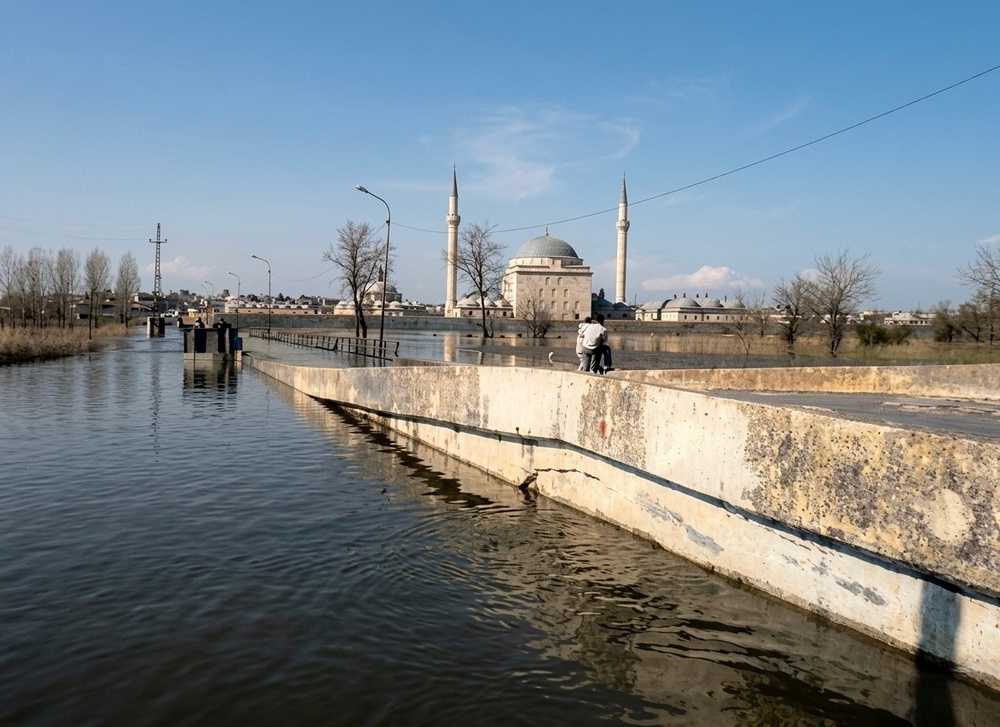 Resim 3: 2005’te Tunca Nehri’nin taşması sonucu Yeni İmaret Köprüsü’nün sular altında kalması ve Sultan II. Bayezid Camii (7)