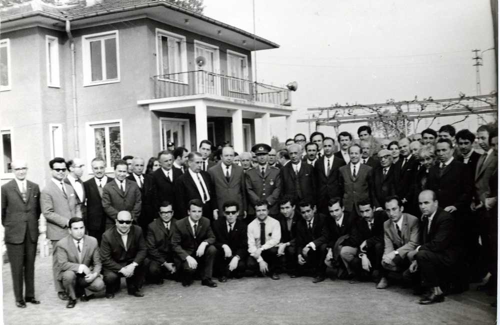 Cerrahpaşa Tıp Fakültesi öğretim üyelerinden oluşan Edirne Tıp Fakültesi kurulması ile ilgili komisyon üyeleri ve öğrencilerinin 2 Mayıs 1969'da Edirne'ye yapmış oldukları ziyaret sırasında Edirne Valisi Haydar Özkın ve Edirne Milletvekili ve Milli Eğitim Bakanı İlhami Ertem tarafından Havsa'da karşılanışları.