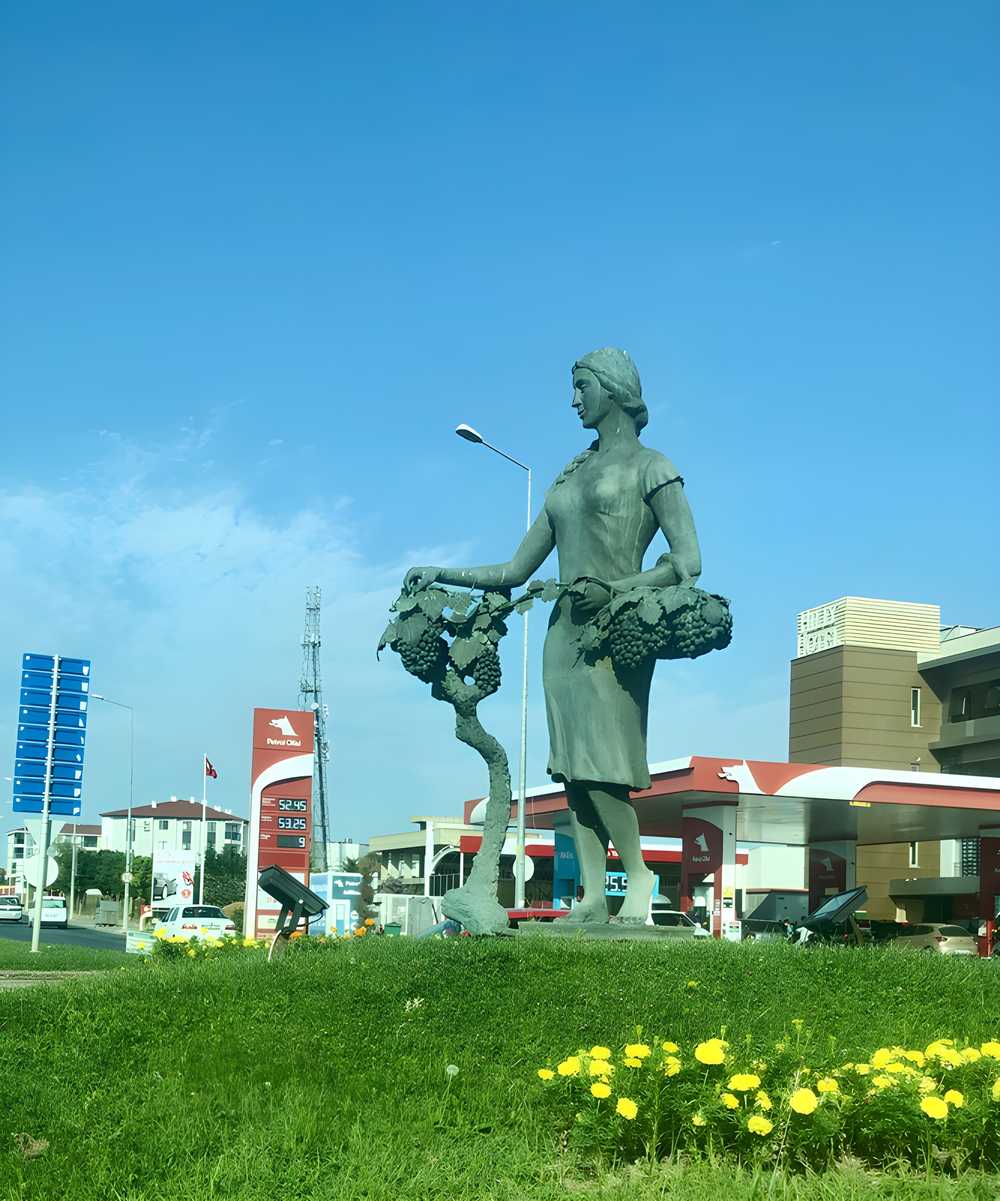 Resim-2: Üzüm Toplayan Kız Heykeli