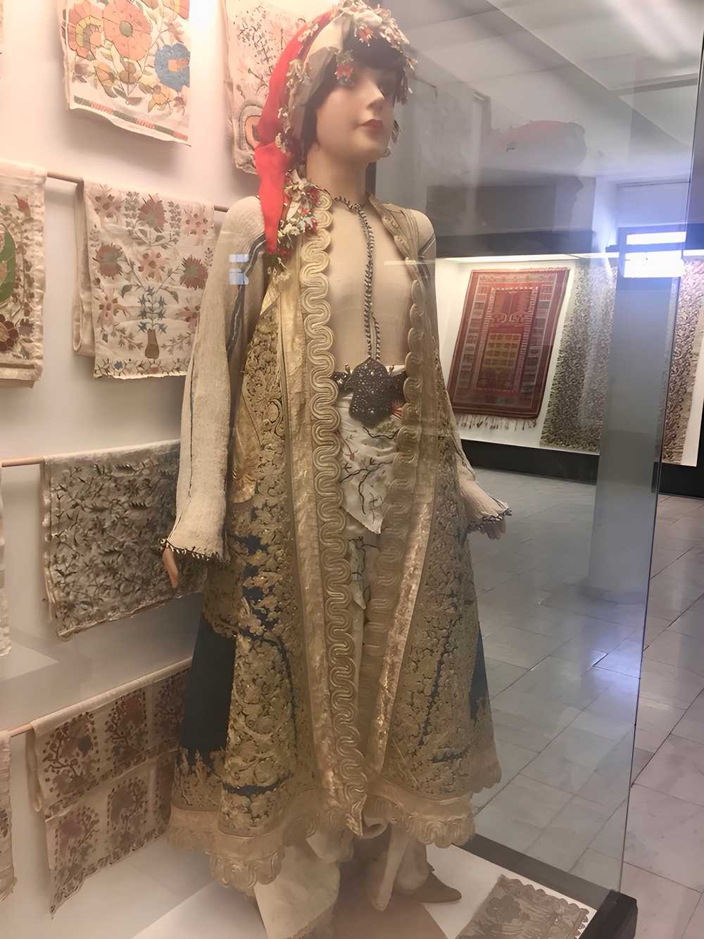 Resim 2: Baş bağlama şekillerinden biri (Edirne Arkeoloji ve Etnografya Müzesi)