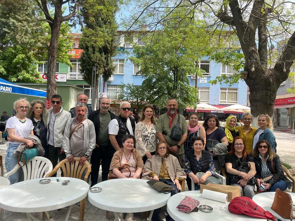 Resim 2: Neriman Köylüoğlu 41 yıl önceki öğrencileri ile