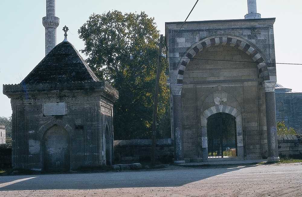 Resim 1: Sinan Ağa Çeşmesi (2000 yılındaki durumu). Fotoğraf kaynak 4
