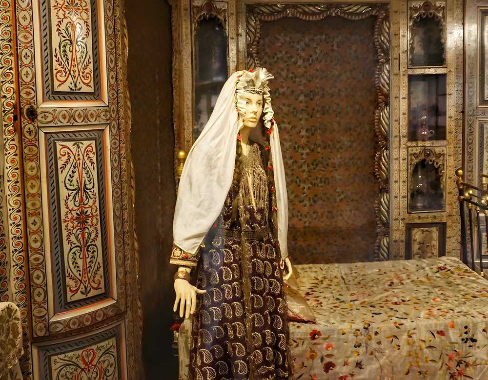 Resim 1- Başı sorguçlu bir gelin (Edirne Arkeoloji ve Etnografya Müzesi)