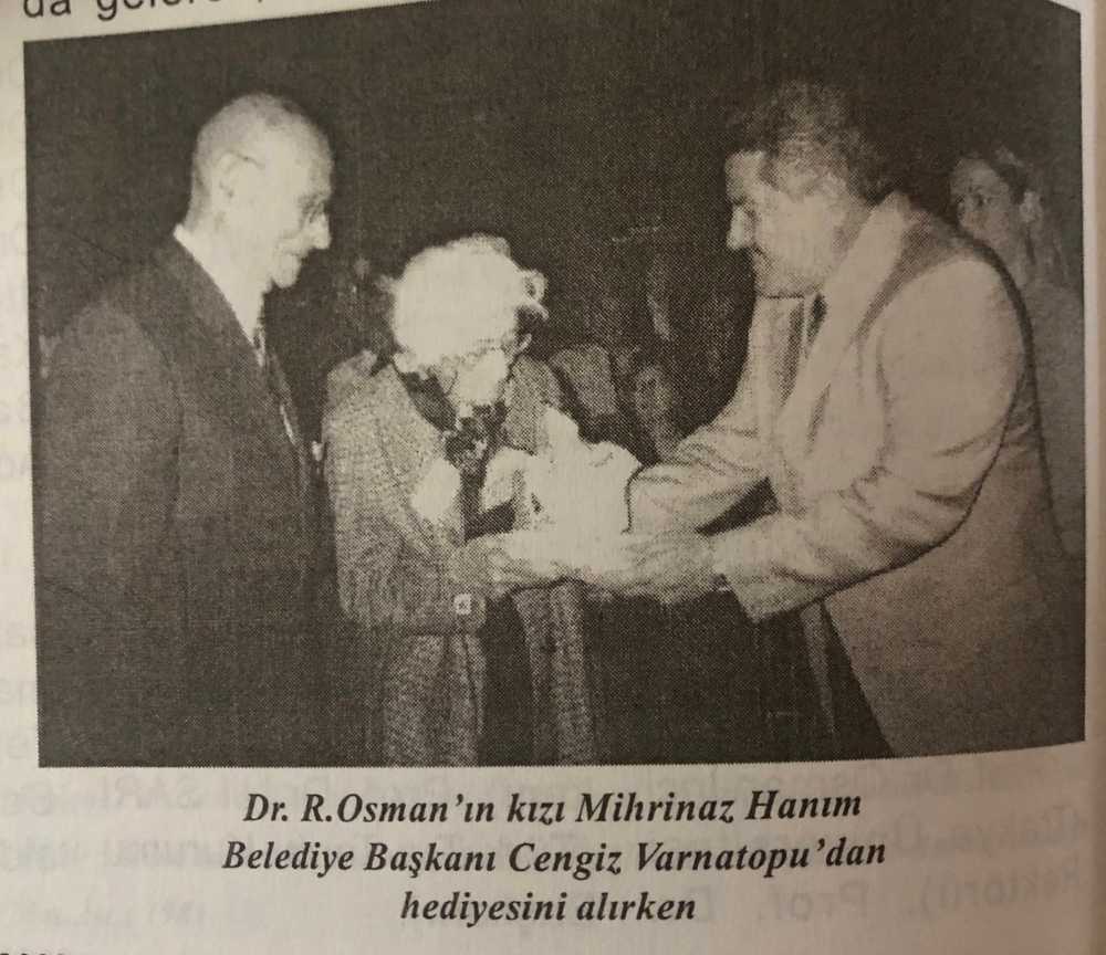 Resim 7 - Dr. Rıfat Osman Bey'in kızı Mihrinaz Hanım, Dr.Ratip Kazancıgil’in eşliğinde Edirne Belediye Başkanı Cengiz Varnatopu’ndan ödülünü alırken