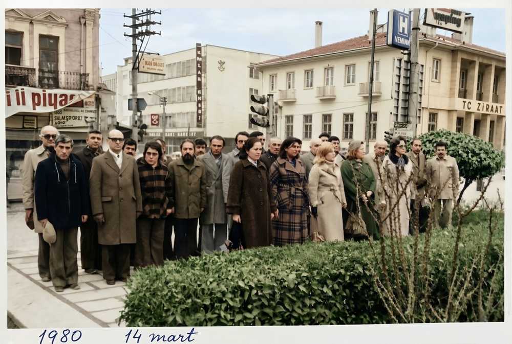 Resim : Atatürk Heykeli Önünde yapılan 14 Mart 1980 Tıp Bayramı töreninden, soldan ikinci Dr. Ratip Kazancıgil (Edirne İl Sağlık Müdürü) ve Edirne’de görevli hekimler