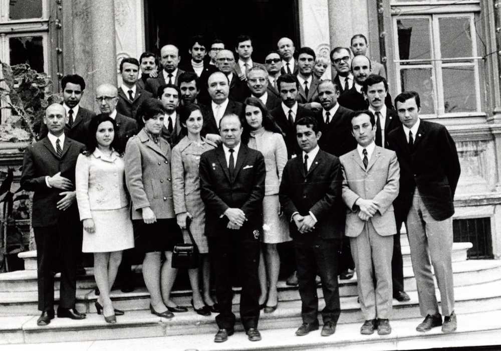 Cerrahpaşa Tıp Fakültesi Öğretim üye ve asistanları Edirne Belediyesinde yapılan toplantıdan ayrılırken (1969)