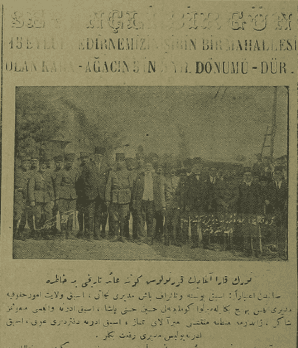 Resim-2: Karaağaç’ın Kurtuluş Gününe ait tarihi bir hatıra (Soldan itibaren: Posta ve Telgraf Başmüdürü Necati, Vilayet Umum Hukuk Müdürü Enis Behiç Bey (Koray), Mirliva Gümülcineli Hüseyin Hüsnü Paşa, Edirne Valisi Şakir Bey (Kesebir), Jandarma Mülazımı, Müfettiş Miralay Mümtaz, Edirne Defterdarı Avni, Edirne Polis Müdürü Rıfat Beyler)