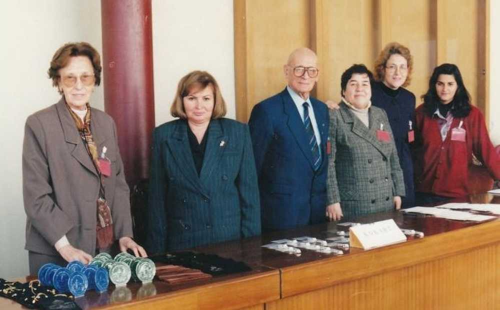 25.11.1995 / I.Edirne Sarayı Sempozyumu'unun açılışından önce... "Dr. Saadet Yardım, Dr. Mersin Mesut, Dr. Ratip Kazancıgil, Prof. Dr. Müberra Uygun, Arş. Gör. Gülden Yılmazer ve Tıp Fakültesi Öğrencisi Dilek Tucer"