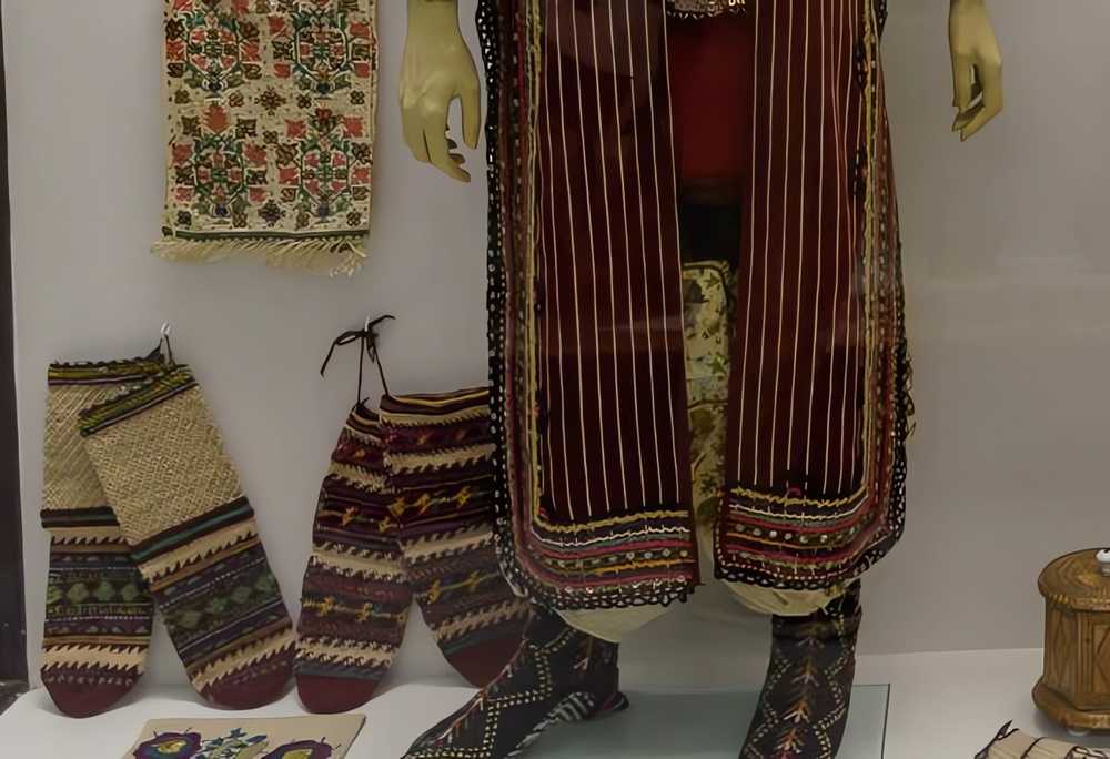 Resim 4: Pabuçlar (Edirne Arkeoloji ve Etnografya Müzesi)