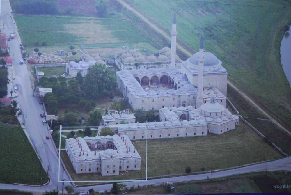 Resim 1: Edirne Sultan II. Bayezid Külliyesi'nin genel görünümü. ( On beşinci yüzyılda Osmanlı'da Tıp Eğitimi'nin canlandırıldığı medrese bölümü kare içersinde gösterilmiştir.)