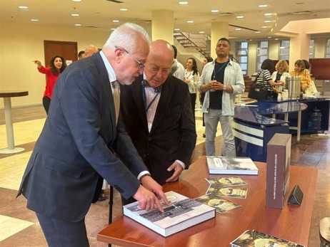 Resim 4: "Maziden İstikbale Asırlık Şifa Eskişehir" kitabının tanıtımı (Eskişehir İl Sağlık Müdürü Doç. Dr. Yaşar Bildirici ve Prof. Dr. İlter Uzel)