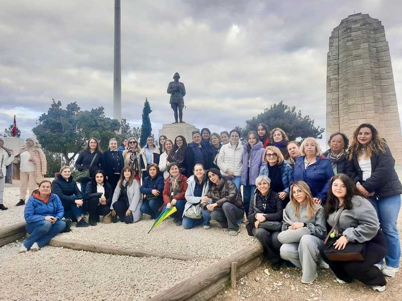 Cumhuriyetin Kadınları Gelibolu Yarımadasında – Şehitliklerde