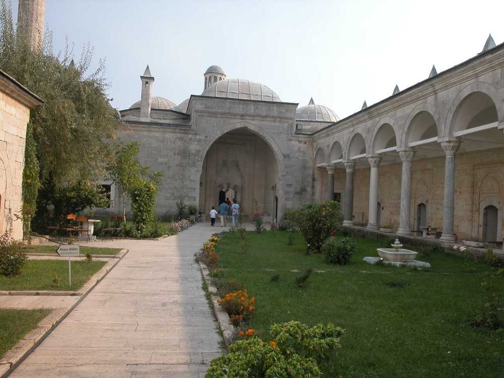 Resim 1: Edirne Sultan II. Bayezid Darüşşifası (Darüşşifa’da Birinci Avlu ve II. Avluya geçişte üstü kapalı bölümde yer alan odaların birinci avluya bakan, grafiti bulunan duvarları.)