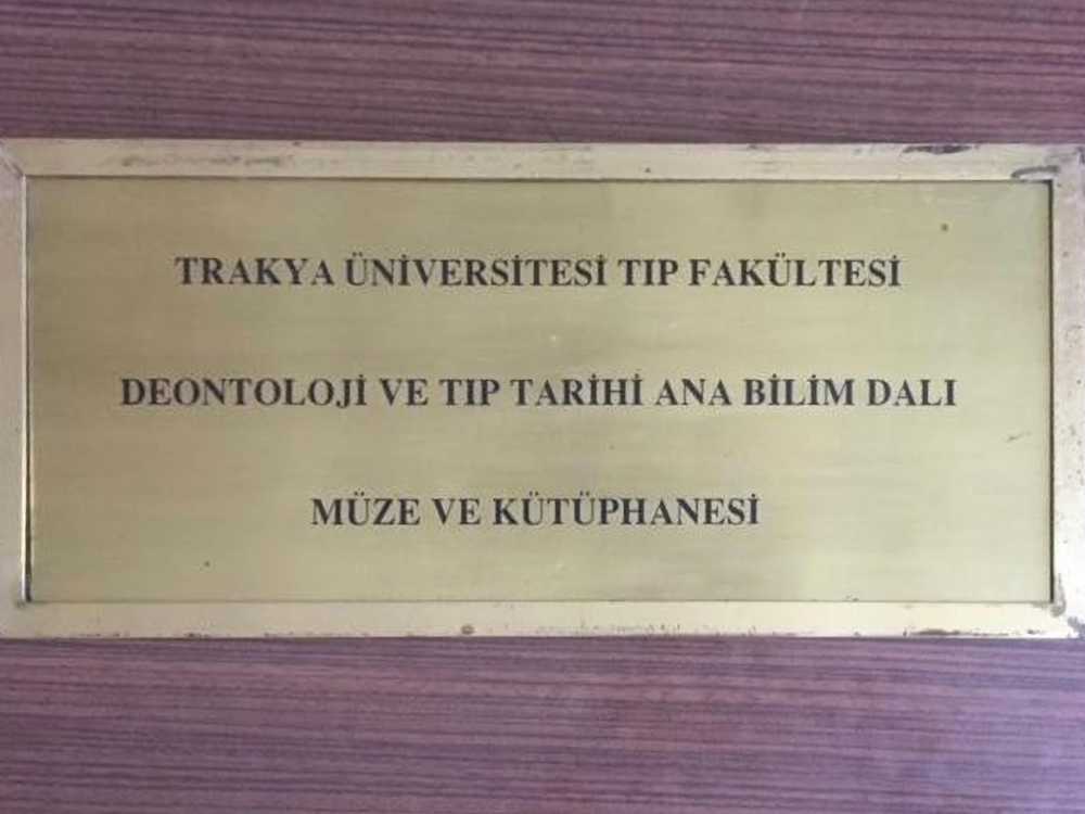 Resim 7 -Trakya Üniversitesi Tıp Fakültesi Deontoloji ve Tıp Tarihi Müze ve Kütüphanesi’nin tabelası..