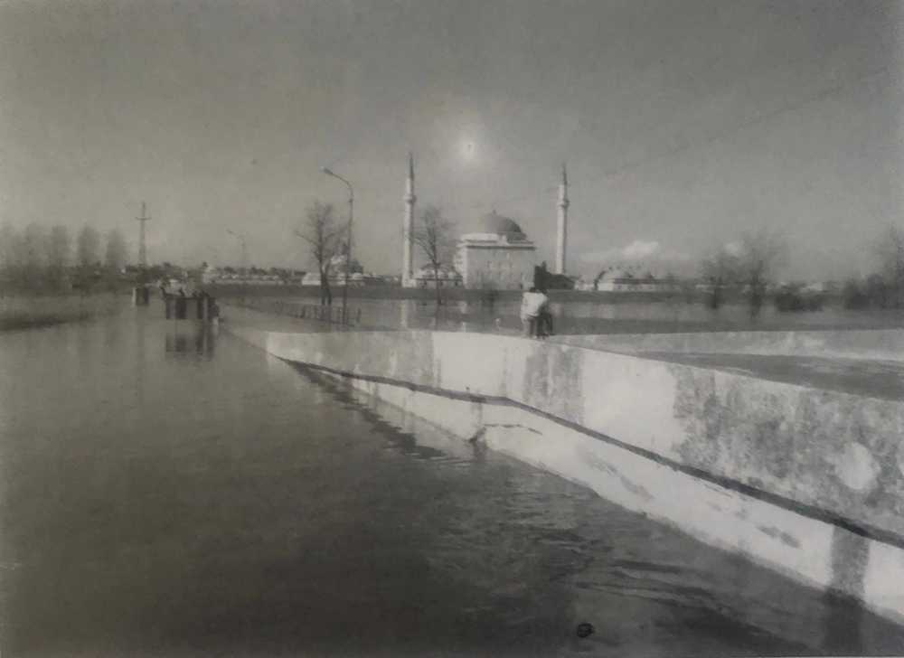 Resim 3: 2005’te Tunca Nehri’nin taşması sonucu Yeni İmaret Köprüsü’nün sular altında kalması ve Sultan II. Bayezid Camii (7)