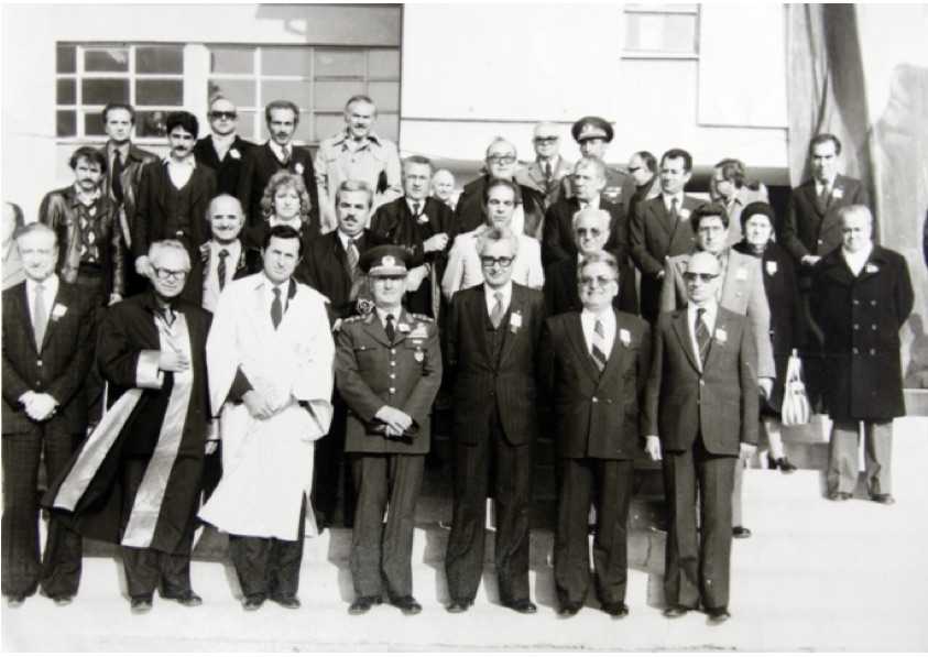 Resim 4: Trakya Üniversitesinin 1982 yılındaki açılışına katılanlar. Ön sıra, soldan sağa: 1. İstanbul Üniversitesi Rektörü Prof. Dr. Cem’i Demiroğlu, 2. Prof. Dr. Tahsin Özgüç, 3. Trakya Üniversitesi Rektörü Prof. Dr. Ahmet Karadeniz, 4. Korgeneral Adnan Doğu, 5. Edirne Valisi Enver Hızlan, 6. Kırklareli Valisi Ahmet Tosun, 7. Edirne İl Sağlık Müdürü Dr. Ratip Kazancıgil