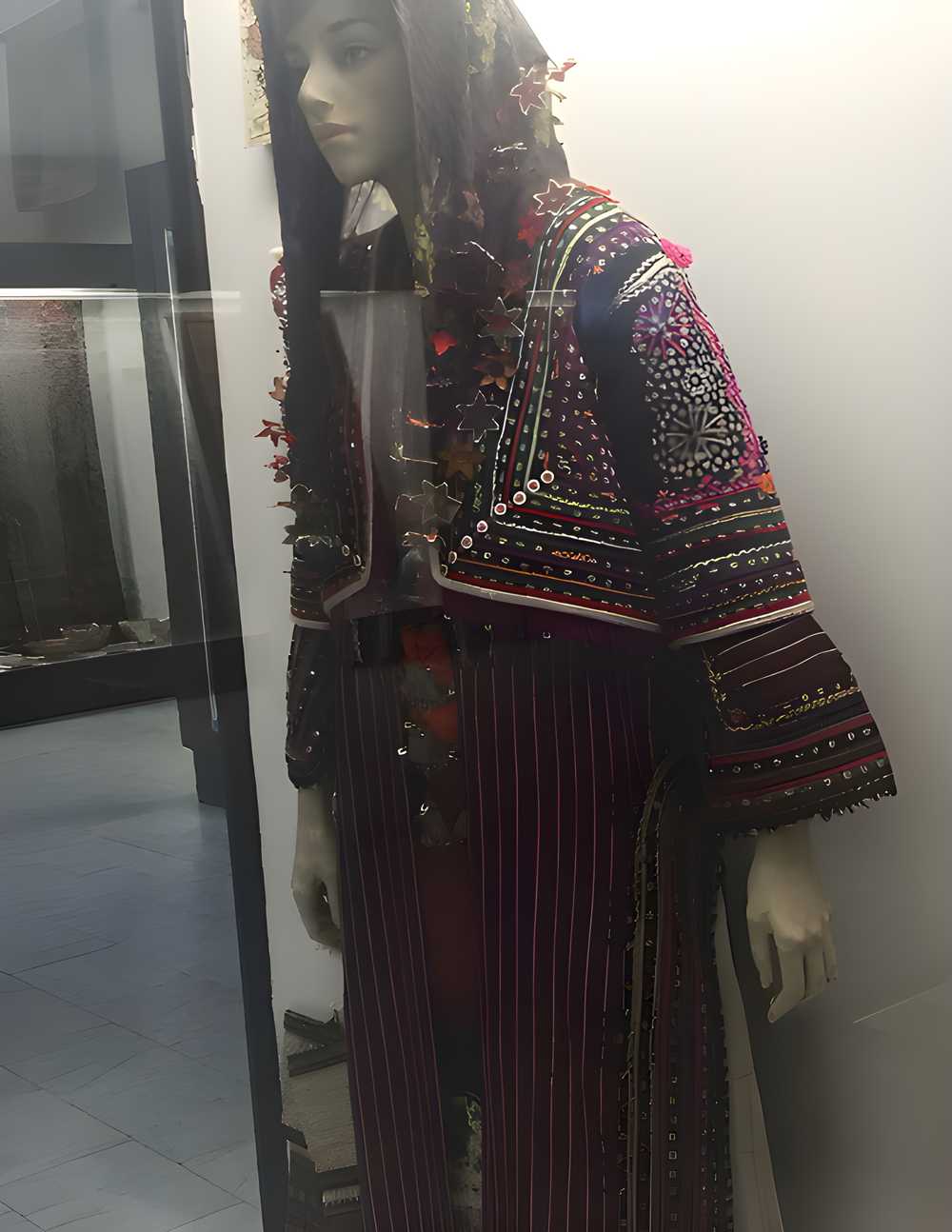 Resim 1: Yazma ve cepken (Edirne Arkeoloji ve Etnografya Müzesi)
