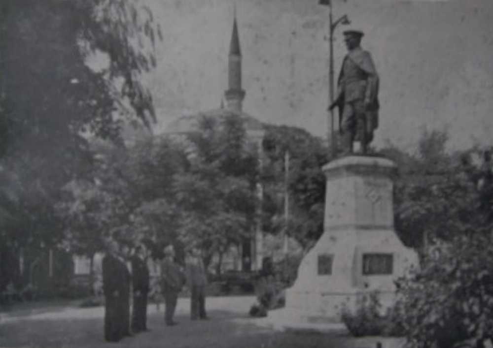 2- Gazi Parkı ve Atatürk Heykeli