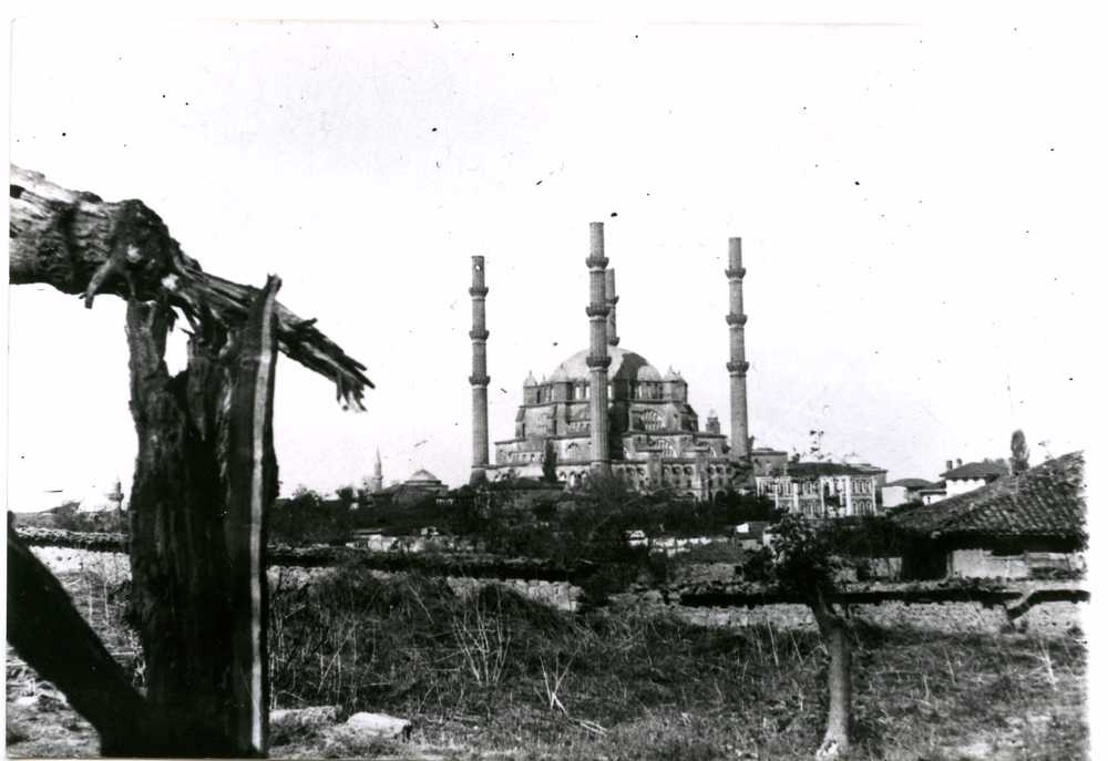 Resim 1: Fırtına sonrası Selimiye Camii'nin dört zarif minaresinin külahsız durumu (1930, Dr.Rıfat Osman Beyin objektifinden)