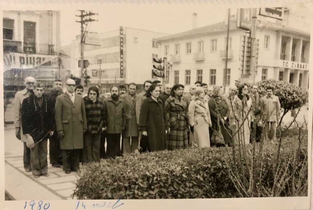 Resim : Atatürk Heykeli Önünde yapılan 14 Mart 1980 Tıp Bayramı töreninden, soldan ikinci Dr. Ratip Kazancıgil (Edirne İl Sağlık Müdürü) ve Edirne’de görevli hekimler