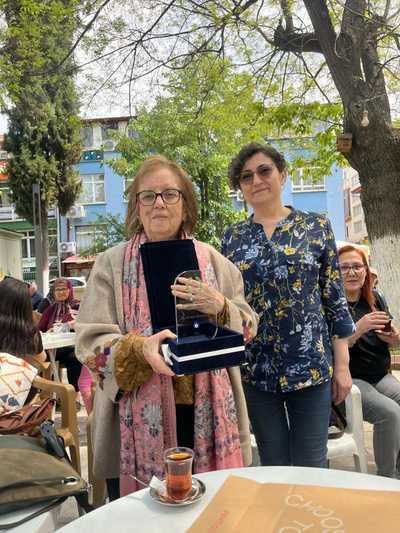 Öğrencilerden Vefa Ziyareti: Neriman Köylüoğlu’na Anlamlı Plaket