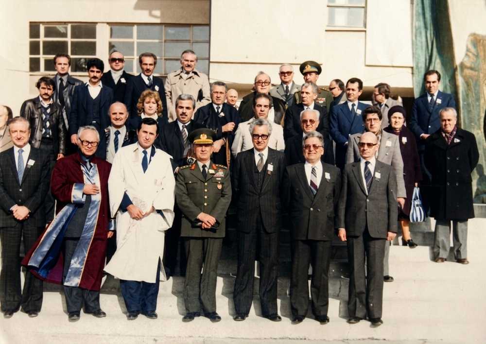 Resim 4: Trakya Üniversitesinin 1982 yılındaki açılışına katılanlar. Ön sıra, soldan sağa: 1. İstanbul Üniversitesi Rektörü Prof. Dr. Cem’i Demiroğlu, 2. Prof. Dr. Tahsin Özgüç, 3. Trakya Üniversitesi Rektörü Prof. Dr. Ahmet Karadeniz, 4. Korgeneral Adnan Doğu, 5. Edirne Valisi Enver Hızlan, 6. Kırklareli Valisi Ahmet Tosun, 7. Edirne İl Sağlık Müdürü Dr. Ratip Kazancıgil