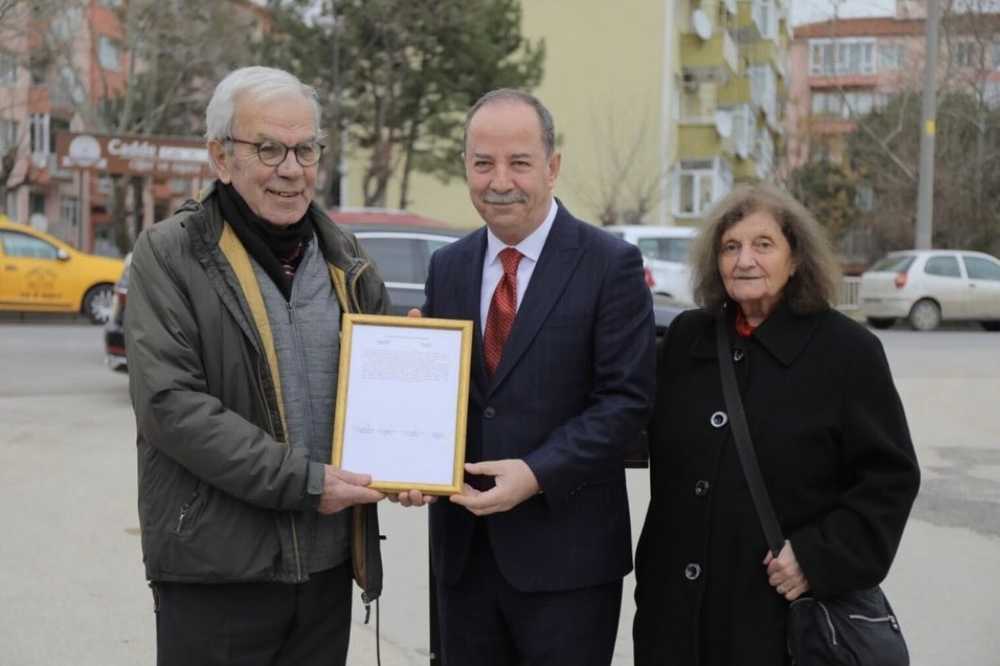 Soldan sağa: Ayhan Tunca, Edirne Belediye Başkanı Recep Gürkan, Ayhan Tunca’nın eşi 